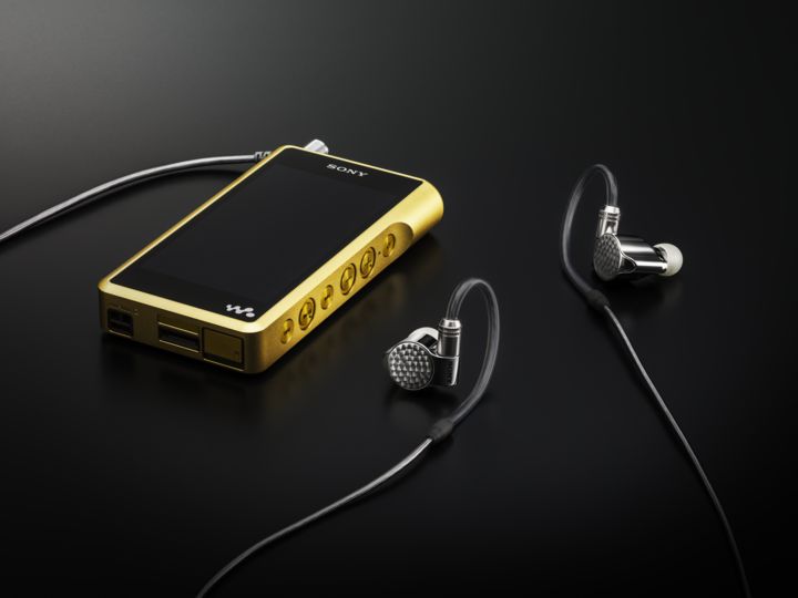 Sony 發表 Signature 系列全新Hi-End 耳機 IER-Z1R ，還有一款「浩克級」可攜式音樂播放器 DMP-Z1