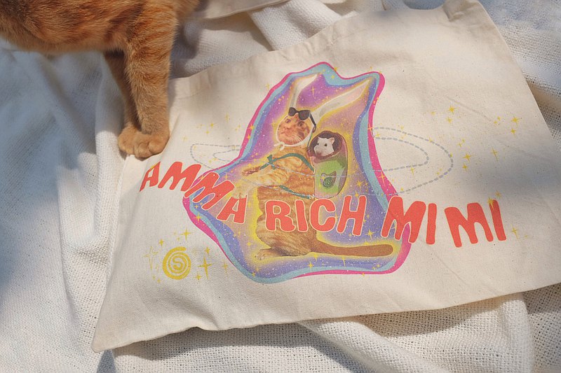 非常輕薄的購物袋，方便易收納 盡量不增加你攜帶的重量 插畫介紹: 一隻不胖的橘貓 沒錯，這是他平時看人的眼神 一隻普通的倉鼠 他畢生都在咬籠子，但門打開又不會岀籠子