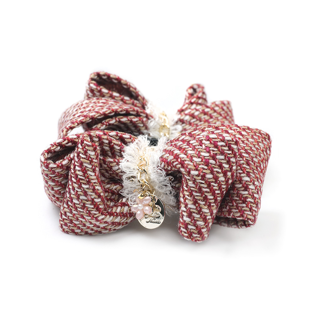 花田囍飾捨得用最好的原物料來提升香蕉夾的彈性，耐用、不易斷、不分髮量的獨特，彈性極佳，可以輕鬆綁包包頭、法式包頭、馬尾、公主頭，如果妳的髮量偏少也不必擔心太鬆的問題，夾起馬尾一整天也不易鬆落唷，輕鬆取