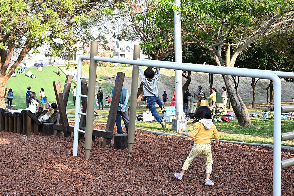 前金區中央公園遊具設施，可讓小朋友鍛鍊肌耐力。(攝影/Carter)