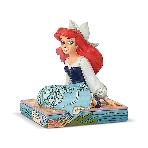 美國知名品牌Enesco精品雕塑n呈現艾莉兒實現願望踏上陸地情景的坐姿塑像n替童話故事開啟勇敢序篇