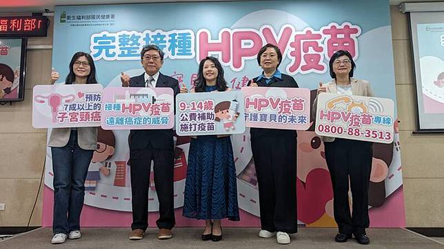 衛生福利部國民健康署21日舉行「完整接種HPV疫苗 守護寶貝的健康」記者會，提醒接種疫苗的重要性， 副署長魏璽倫（中）表示，2022年全台有608名女性 死於子宮頸癌，為女性重要健康議題。 中央社記者曾以寧攝 113年2月21日