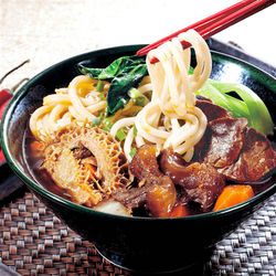 牛骨、紅蘿蔔、白蘿蔔、洋蔥、蔥、薑〉、精選牛肉、紅蘿蔔、高粱酒、糖、鹽、味精〈L-麩酸鈉〉、辣椒、八角、丁香、花椒。良金金門高粱牛三寶原料：高湯〈水、牛骨、紅蘿蔔、白蘿蔔、洋蔥、蔥、薑〉、精選牛肉、牛