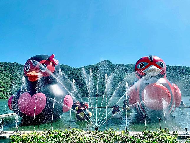 在鯉魚潭展區有高達15米由藝術家優席夫所創作的「微笑的鴨子」大型水上裝置藝術（圖片提供：花蓮縣政府）