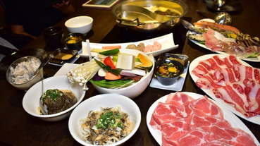 板橋新埔捷運站美食。超值雙人海陸套餐，只要NT$1280，板橋初鍋玉軒屋。NEW鍋物沾醬，新吃法。食材新鮮嚴選，真材實料，物超所值的雙人套餐推薦