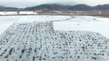 【韓國】冬天就玩冬天玩法 仁濟冰魚節開幕 在數千冰洞上釣魚