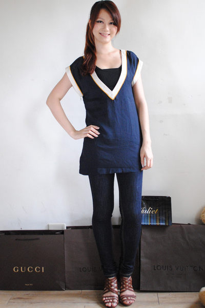 香奈兒風及性感大V領n獨特前後可穿不同風貌n率性簡約的俐落及獨特剪裁n具不同的獨特時尚風情