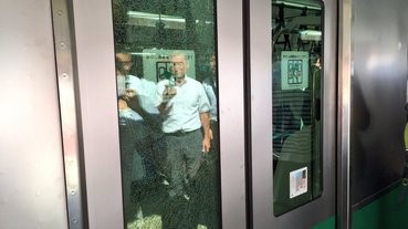 【上班族日常】電車擠到連玻璃都裂開了..