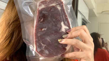 【 主廚肉舖】不是我的臉小，是它比臉大，史上無敵超厚實的牛排，誰說要去好市多?!