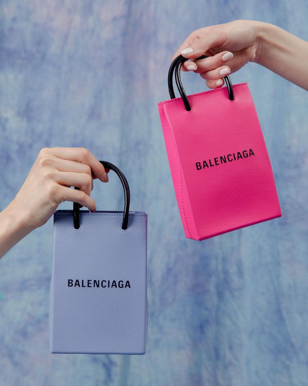 Balenciaga 斜挎手機袋，HK$6700（約NT.24280）