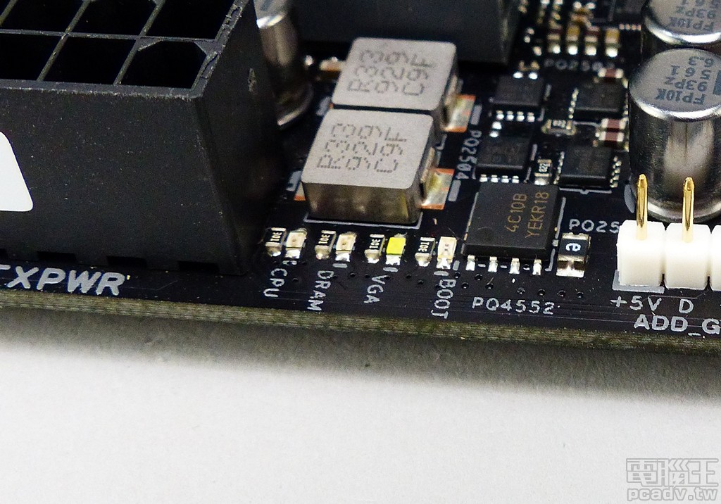 Prime X299 Edition 30 右上角靠近 ATX 24pin 插座處，仍舊安排簡易除錯 LED 燈號，並為 CPU、DRAM、VGA、BOOT 設置不同顏色，讓玩家不必依賴電路板絲印說明也能夠判斷何者發生問題。