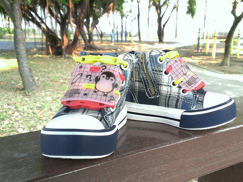 1.童鞋更換速度快，買造型鞋款不划算，不如選購素色好穿的鞋款，搭配戲鞋面做裝飾一樣很可愛，換鞋直接換過去，方便實用。 2.小朋友腳掌尚未定型，不只鞋底硬度會影響，傳統鞋帶也會壓迫腳背，而戲鞋帶屬彈性材