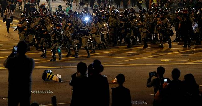 平安夜港警發射催淚彈！　「16歲少年墜樓」悲喊：我不想被消失