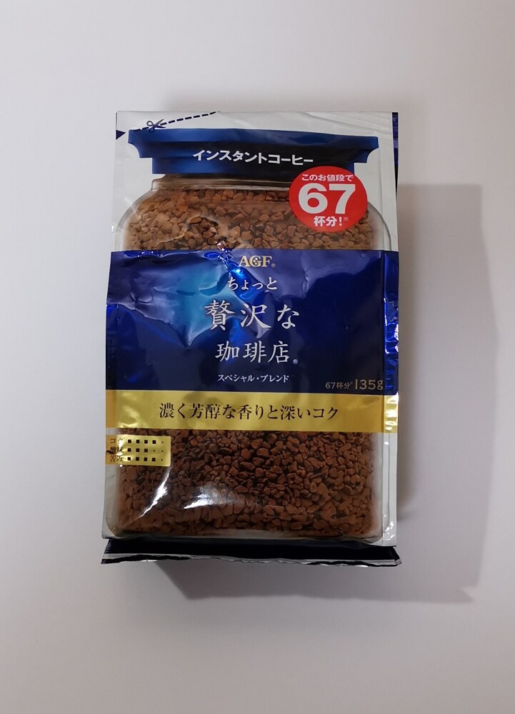MAXIM咖啡華麗香醇咖啡 即溶咖啡粉135g，可以直接熱水沖泡飲用。 AGF華麗香醇咖啡 咖啡粉320g。需用濾紙，咖啡豆磨粉，不是即溶咖啡粉。有精選咖啡豆（綠），以及特殊混合咖啡豆（金），2種選擇