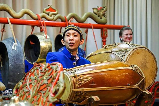 Degung merupakan penyebutan gamelan di daerah