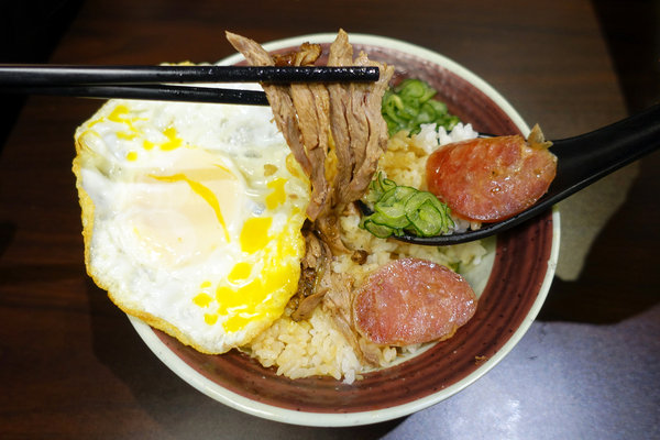 溪尾街美食-鼎街鴨香飯三重溪尾店，三重鴨肉飯，鴨香飯、韭菜鴨腸、炒鴨血，三重好吃鴨肉飯，好吃不貴可外送鴨肉飯