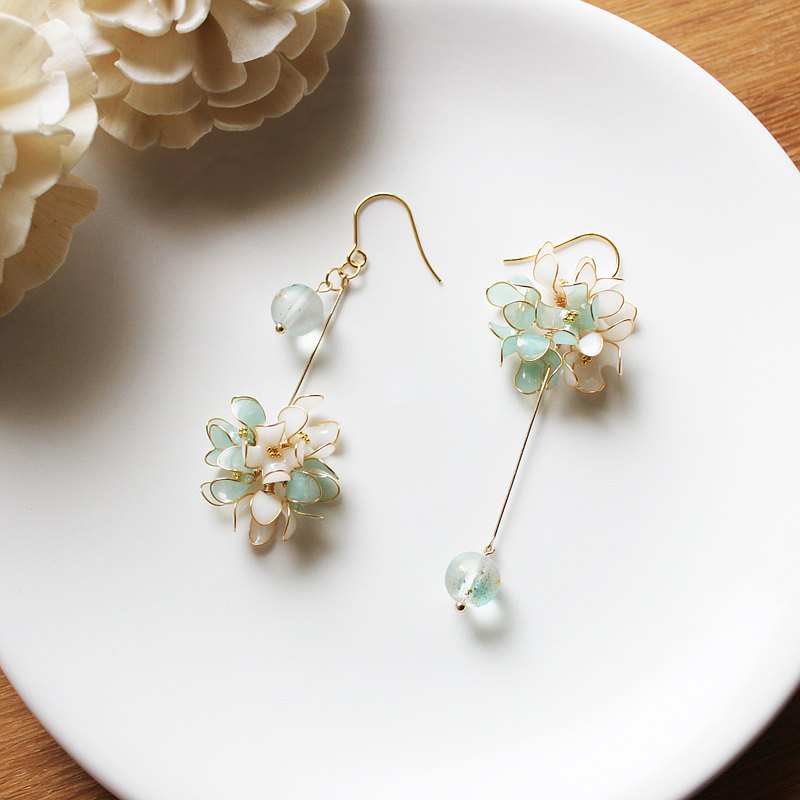 【瓷玉】 不對稱花球耳環 氣質清新 手工樹脂水晶花 耳環/耳夾