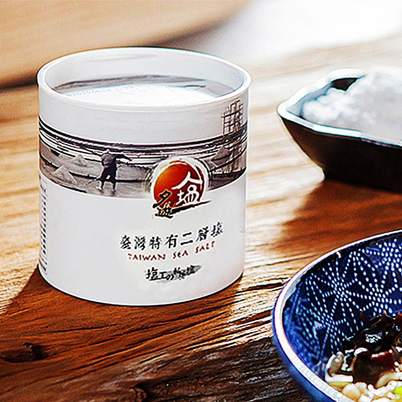 台南美食【60年老字號-阿霞飯店】指定使用【二層鹽 - 特色】．產量稀少，鹽工的私房鹽．鹽結構較為蓬鬆，十分白淨，結晶細緻，入口即化．含礦物質及微量元素，鈉含量較精塩低．一般用於煮湯、燉物、一般料理，
