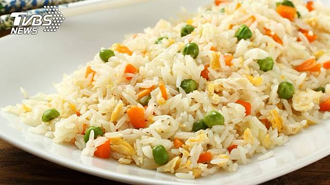 炒飯加三色豆被轟爆。(圖／TVBS)