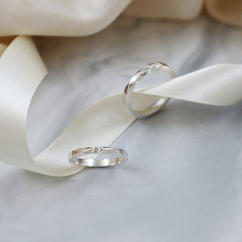 款式小物語---「正轉順、逆轉勝，活出自我的精采。」 ∞課程時間約2-3小時∞ ∞費用包含師資、場地、點心、工作服、練習材料、工具、成品一件。 體驗內容:敲印刻字、扭轉塑型、切鋸、焊接；可調整戒寬、選