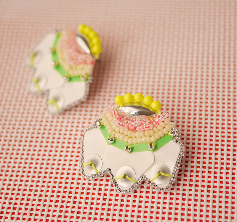 珠繡。一個什麼都不懂的小生物。 它具有令人耳目一新的設計，如檸檬蛋糕。