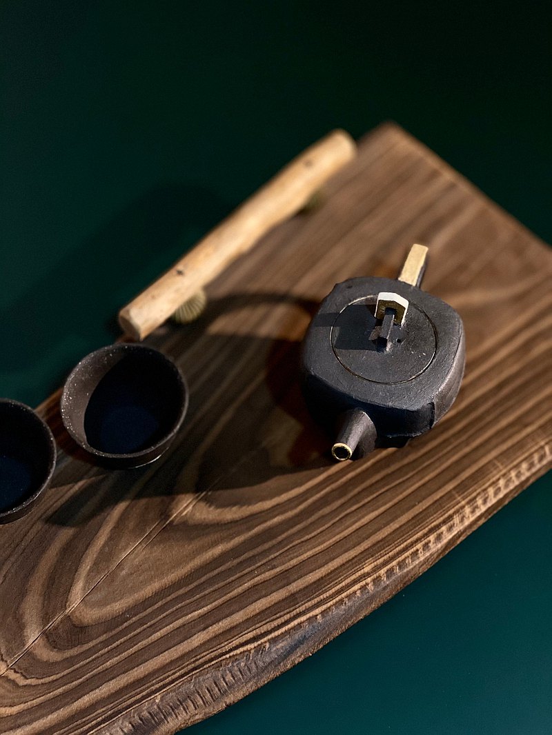 李善愔- 茶文化是中國非常重要的一個部分，但現代人緊湊的生活步調較難去體驗、享受其中的美，我們從小接受的美感教育，或許比較崇洋，喜歡現代、時尚感強的造型與色彩，希望我的作品能吸引更多年輕人的目光，一起