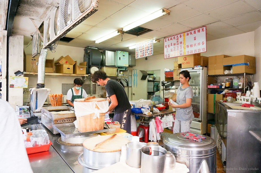 老張炭烤燒餅、基河豆漿店, 士林豆漿店, 老張炭烤燒餅, 士林美食, 士林早餐, 古早味早餐, 古早味蛋餅, 士林人氣排隊店, 劍潭站美食