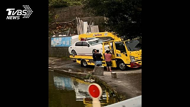 勇！500萬賓利車衝魚池！外籍師跳水救人