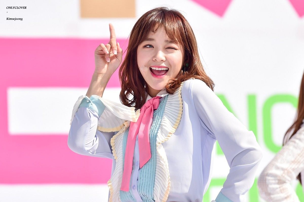 10 Inspirasi Outfit Simple Ala Sejeong Gugudan Untuk Jalan Jalan Santai