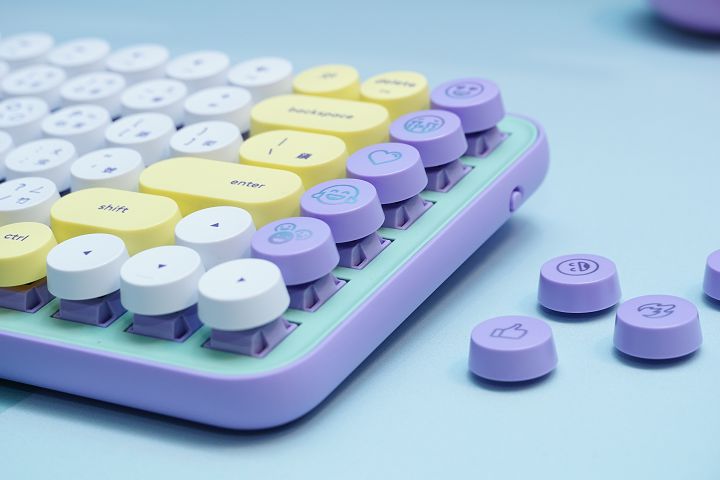 採用機械式按鍵，因此鍵盤有一定的厚度， 不過在可接受的範圍內，不需另外準備手托。