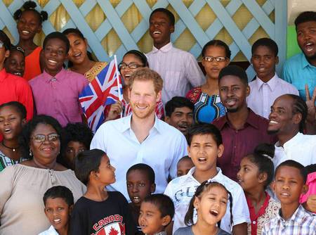8 Foto Ini Jadi Bukti Kalau Pangeran Harry Itu Keren & Nggemesin