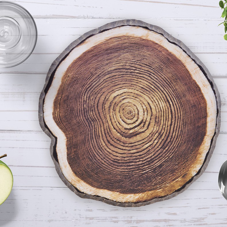 【產品介紹】高級而低調的年輪設計，完美呈現出自然手感，別緻設計凹凸紋路，使真實感加倍，符合每一個居家餐桌氛圍，適合甜點、起司、餅乾、料理擺盤，或是讓喜愛綠植及店舖陳設的你，輕鬆打造出舒心美好的生活空間