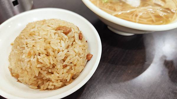 【台北美食】東發號 油飯・麵線-８０年老字號！饒河夜市裡最老的美食小吃店！