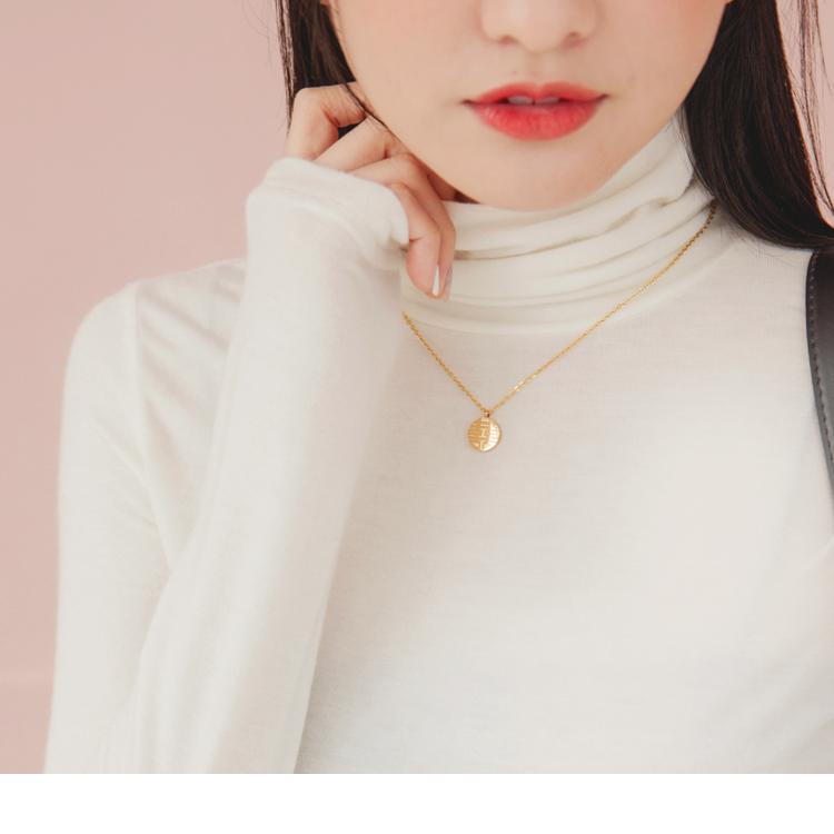 質感鈦鋼鍍18K金，閃閃發光出迷人氣息~ 立體感的喜/福字樣雕刻設計，打造過年喜氣搭配時尚單品！ 此款1色開運雙面鍍18K金項鍊， 適合甜美打卡穿搭、婚禮賓客穿搭、氣質OL上班穿搭、簡約時尚穿搭、新年