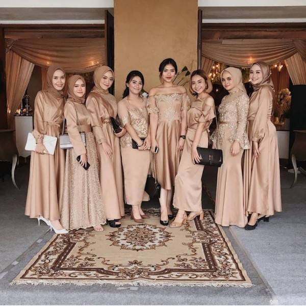 10 Inspirasi Model Gaun Bridesmaid Berbahan Satin Anggun