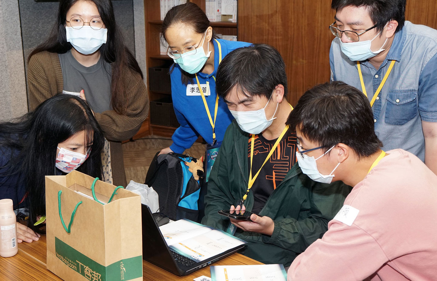 每一組的組員都聚在一起集思廣益。