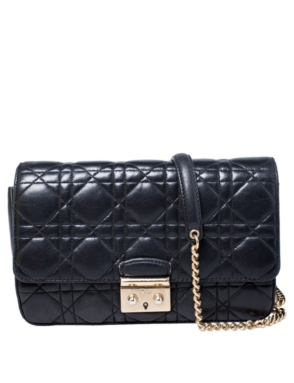 像這樣的Dior迪奧小姐海濱長廊小袋的創作永遠不會過時。它採用黑色皮革製成，具有標誌性的Cannage quil縫外觀和帶肩託的鏈帶。前翻蓋配有Dior鎖，可打開帶有襯裡的內部織物，並留有足夠的空間來