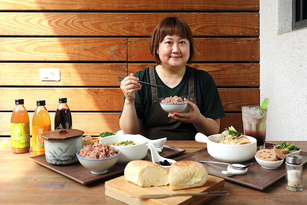 主理人梁馨予希望「馨窩良行Homelanie」如同一個綠色飲食平臺，將各地友善土地的小農推薦給用餐者。(攝影/Carter)