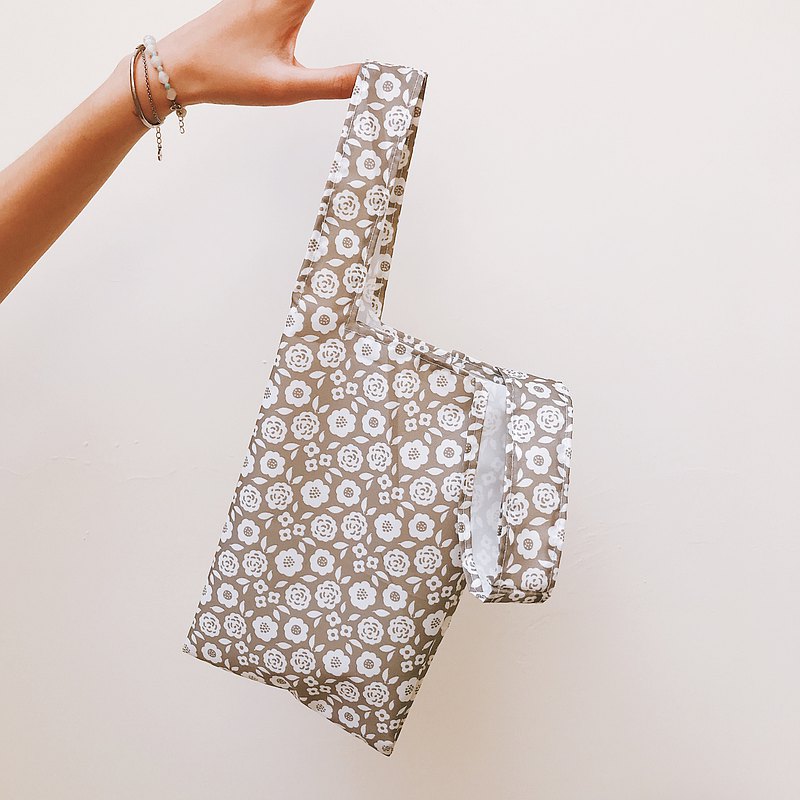 提袋旁邊有增大夾層， 容量可放進小款保鮮盒當餐袋使用， 也可以作為日常外出到超商買小東西時使用。