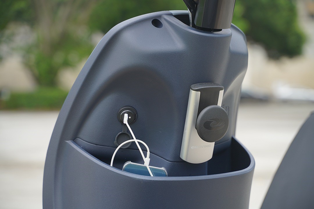 前置物空間具備 USB Type-A 充電埠，可邊騎乘邊替手機充電。