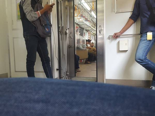 Gak Sadar, yang Sering Naik Commuter Line Pasti Sering Ketemu Sama 8 Orang Ini