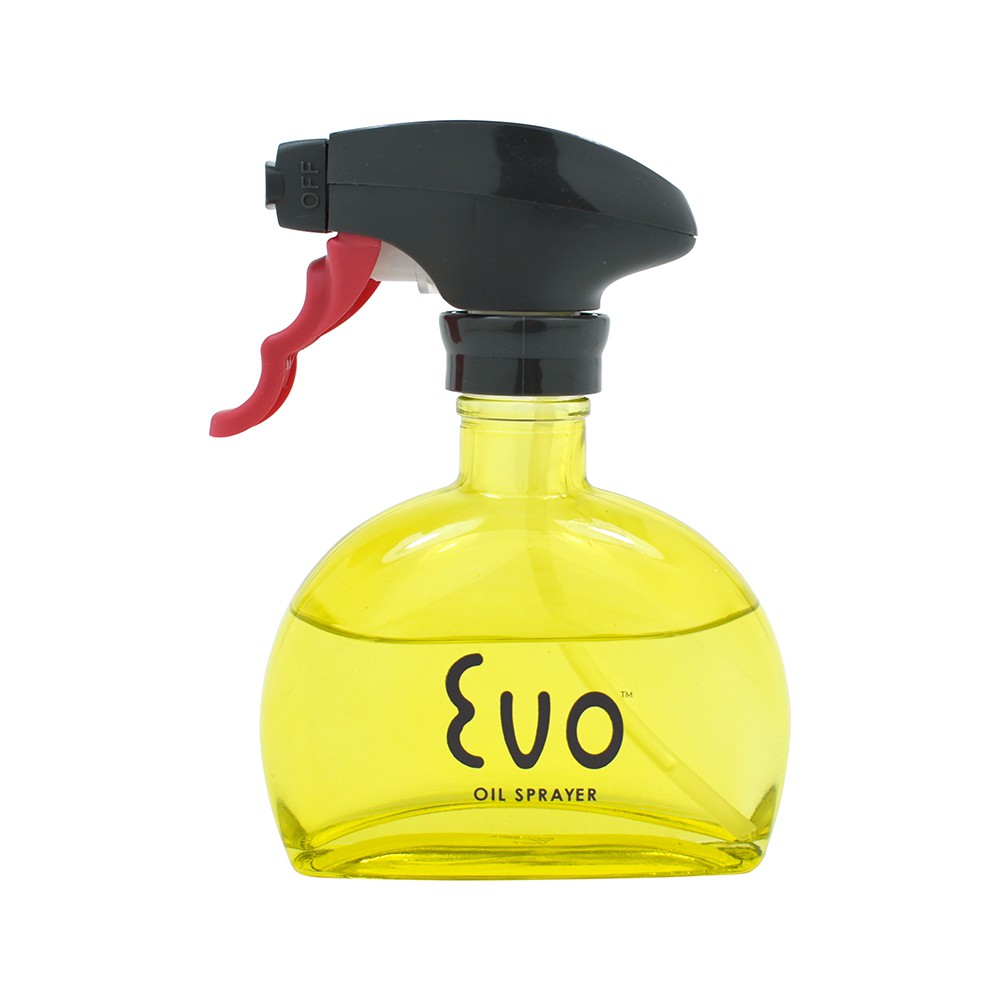 帶有獨特的扇形噴霧玻璃噴油瓶(罐)#噴油罐 #噴油瓶 #EVO #氣炸料理 #氣炸鍋配件 #扇形噴霧【品牌】EVO【用途】帶有獨特的扇形噴霧形態均勻分佈在食物或鍋具上。適合橄欖油，特級初榨橄欖油、菜籽油、酪梨油、葡萄籽油等等。另外含有草本和香料的注入油也適用。也很適合香醋、果汁、檸檬、酸橙汁或料理酒等等。【用法】1. 盛裝半瓶滿的油(請勿裝滿) 。 2. 每按壓一次；噴嘴出油量約1.35ml，獨特扇形噴霧均勻覆蓋。【材質】玻璃、PP塑料。【尺寸】約10 x 15cm。【容量】6oz(請勿填滿、約裝半瓶滿) 。【產地】中國製造美國組裝。【注意事項】1. 請存放於陰涼處，避免日光或熱源直射。2. 瓶身可洗碗機清洗、噴頭需手洗。3. 清潔方式：裝填半瓶滿的溫水與一滴中性清潔劑，裝回噴頭並重複按壓約15次後，持續按噴霧約 10~15秒，接著倒掉瓶內溫水徹底沖洗。沖洗後再次裝填溫水，重複上述按壓噴霧動作後，即可倒掉溫水完成清潔。4、建議每 6到8周定期清洗，以利保養噴油瓶。【退換貨說明】1.提供15天鑑賞期之權益(含例假日，此為考慮期並非試用期)，若商品如經拆封、使用、以致缺乏完整性即失去再販售價值時，恕無法退貨。2.退貨商品須為全新狀態且包裝完整商品（保持退貨商品、內外包裝、贈品等之完整性）。3.若要退貨，請以原始包裝方式寄回，包含完整無損之外箱、商品、包裝紙，目錄、吊牌、贈品等，若原外箱已遺失，請另使用紙箱包覆於商品原廠包裝外，切勿直接於原包裝上黏貼紙張或書寫文字，來做寄送，若原盒內所有物品有損壞或遺失，恕不接受退貨。4.15天鑑賞期，不可適用於以下情況，如留有污漬、磨損、有異味、配件不全，恕不接受退貨。5.因電腦解析度及螢幕等問題會有色差差異，以收到的商品實品為準。6.下單前欲確認貨量及任何問題歡迎使用聊聊洽詢。