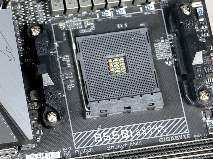 雖然B550I AORUS PRO AX主機板仍是採用AM4處理器插座，但在處理器的支援性部分，只支援Ryzen 3000系列處理器（不含Radeon顯示核心）和下一代的Zen 3架構處理器。 