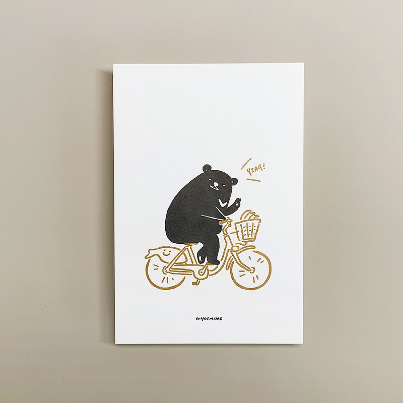 WHOSMiNG以「台灣黑熊騎UBIKE」為主題繪製的明信片。 使用黑金雙色活版印刷，紙張厚實的質感讓書寫傳遞著台灣人情味。