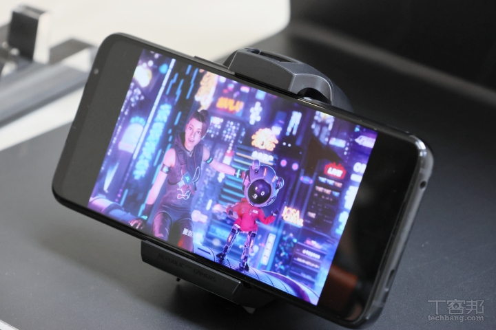 對稱式雙正面立體揚聲器，採用 3D 封裝技術提升有效音量 50%，低音表現增強 20%。