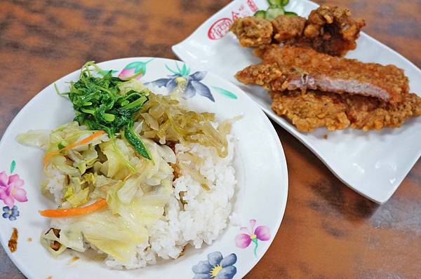 【台北美食】金滿園排骨-西門町巷弄裡的45年老字號排骨飯 【台北美食】金滿園排骨-西門町巷弄裡的45年老字號排骨飯