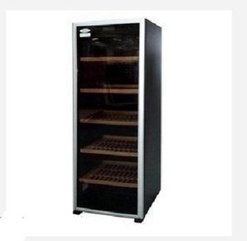 ◎外框塑鋼體，並採雙層防紫外線，隔熱強化黑色鋼琴烤漆玻璃門，並附鎖。 ◎附防潮耐壓樺木酒架4片，固定多層次軌道，方便調節陳列間距。 ◎玻璃門有特殊塗料，能防止有害輻射對酒的傷害。 ◎配置活性碳除臭透氣