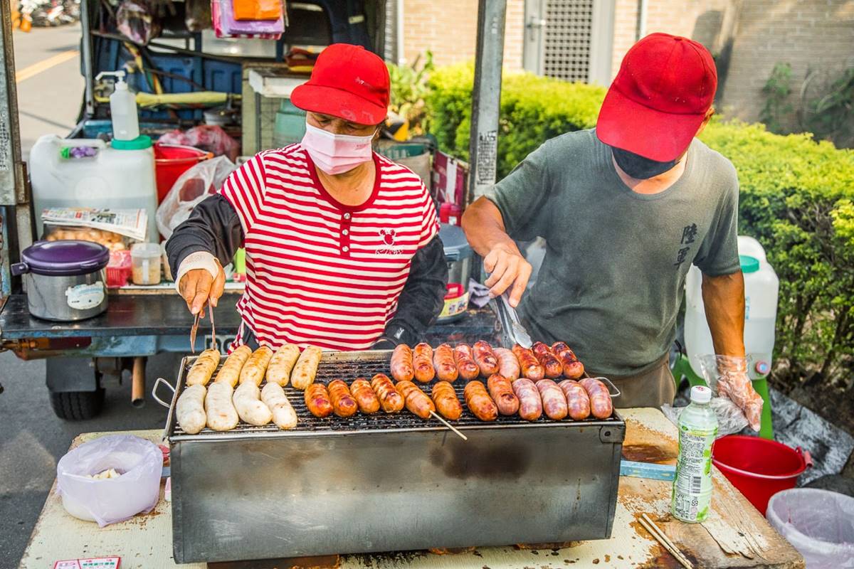 在地傳奇路邊攤！全台６家超人氣烤香腸：廟口超狂香腸瀑布、熟客狂買50條