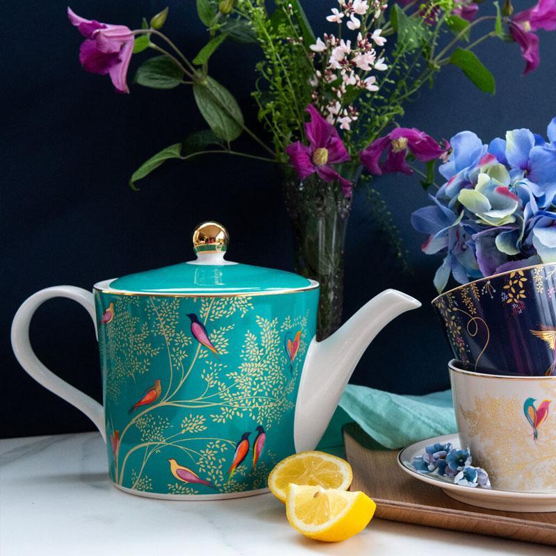 在 1970 年代，Susan 手中最精典、最受歡迎的系列 － Botanic Garden（植物園系列）誕生!! 靈感源於意外發現的植物學古本，Botanic Garden 獨特的精美花樣設計，展現