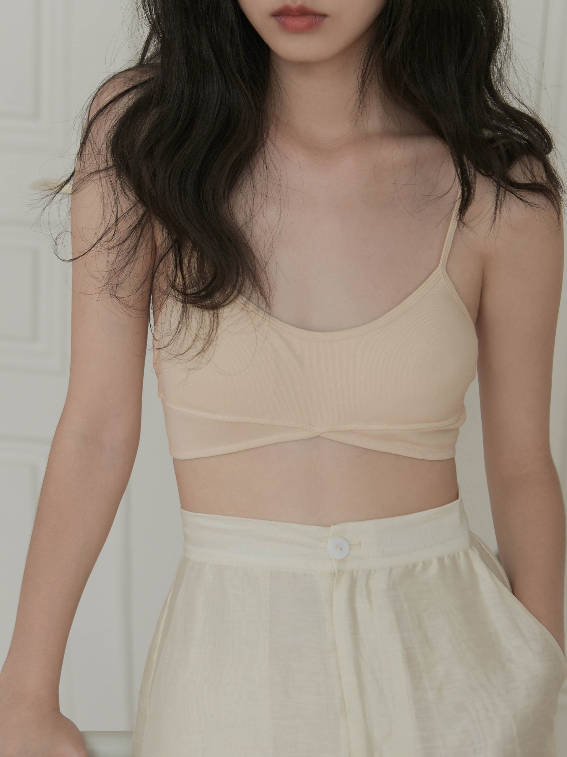 *基於衛生考量 無提供退貨服務*此款胸墊不可拆 彈性針織面料/前胸下緣有剪接/後身為平口/領標為印刷在衣身上1.深淺色需分開洗滌，以避免造成互相移染。此商品易因摩擦而導致沾色，穿著淺色時請避免接觸深色